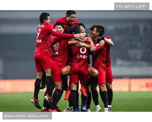 上港与苏宁激战在即胜负悬念引发球迷热议与期待